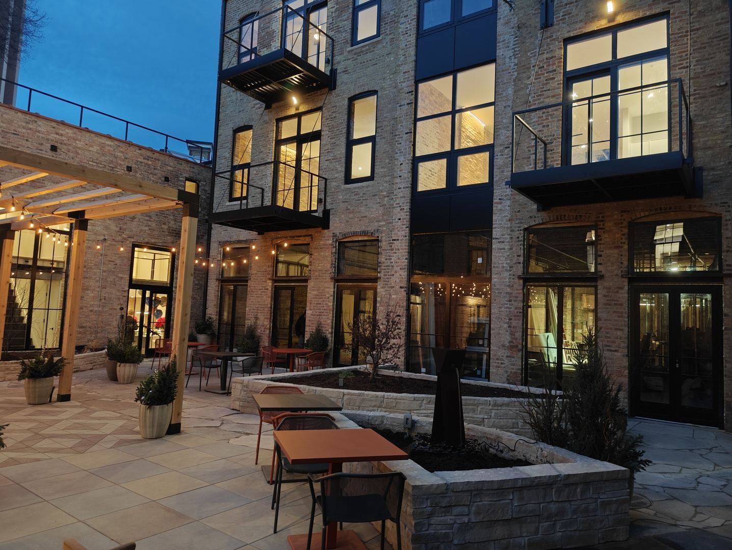 1810 North Wells streetscape, Old Town, Chicago